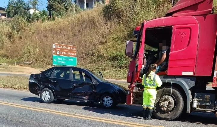 Colisão entre carro e caminhão é registrada no trevo Sul de Santos Dumont